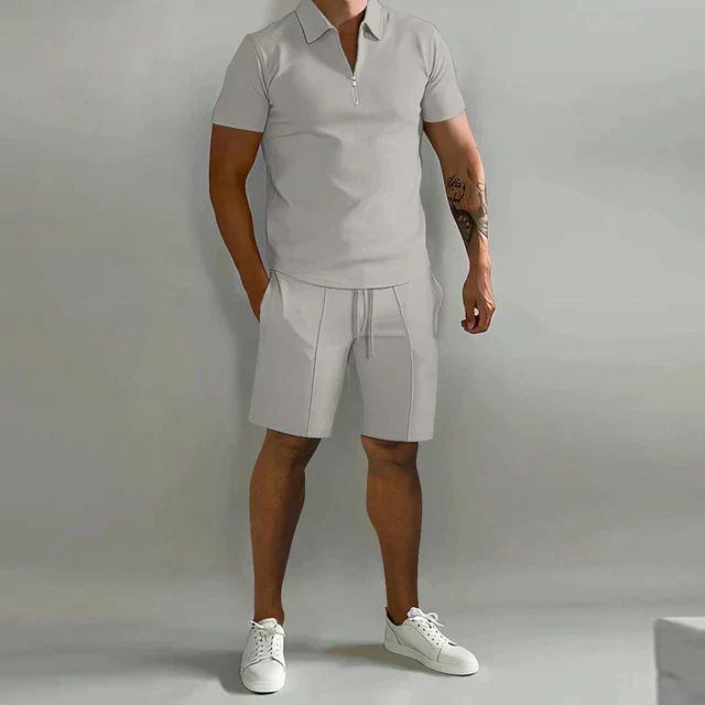 Comfortabele en elegante zomerset voor heren met poloshirt en shorts in een moderne stijl.