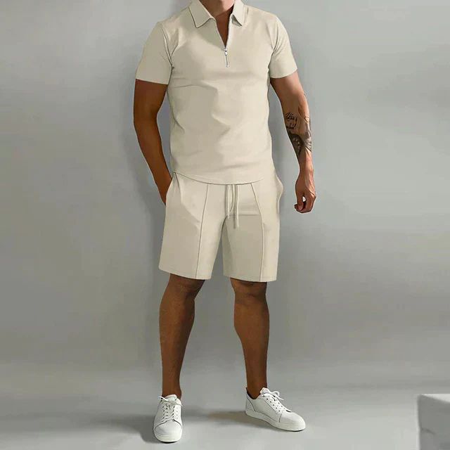 Comfortabele en elegante zomerset voor heren met poloshirt en shorts in een moderne stijl.