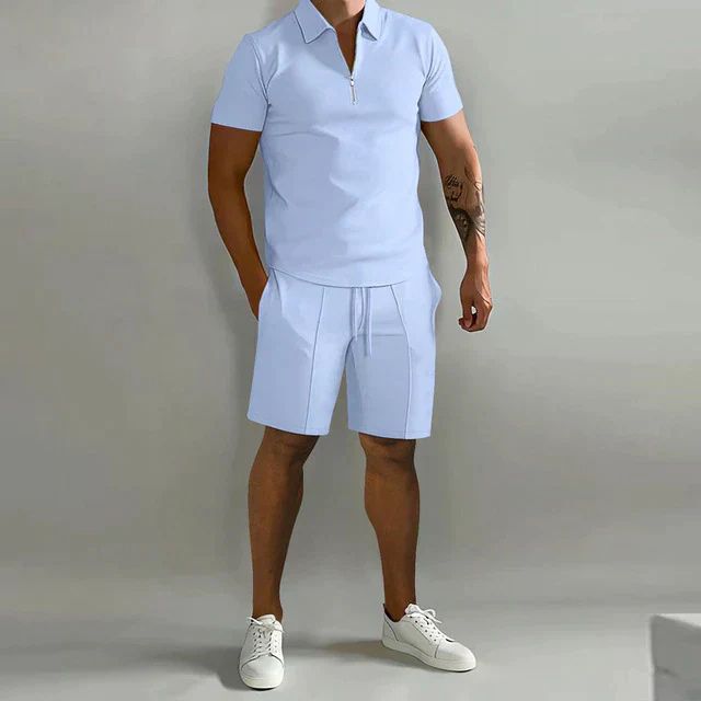 Comfortabele en elegante zomerset voor heren met poloshirt en shorts in een moderne stijl.