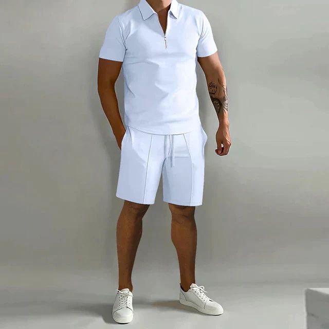 Comfortabele en elegante zomerset voor heren met poloshirt en shorts in een moderne stijl.