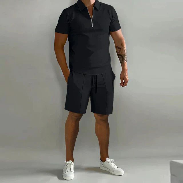 Comfortabele en elegante zomerset voor heren met poloshirt en shorts in een moderne stijl.