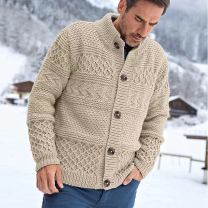 Grof gebreid beige wintervest voor mannen, perfect voor koude dagen en winterse activiteiten.






