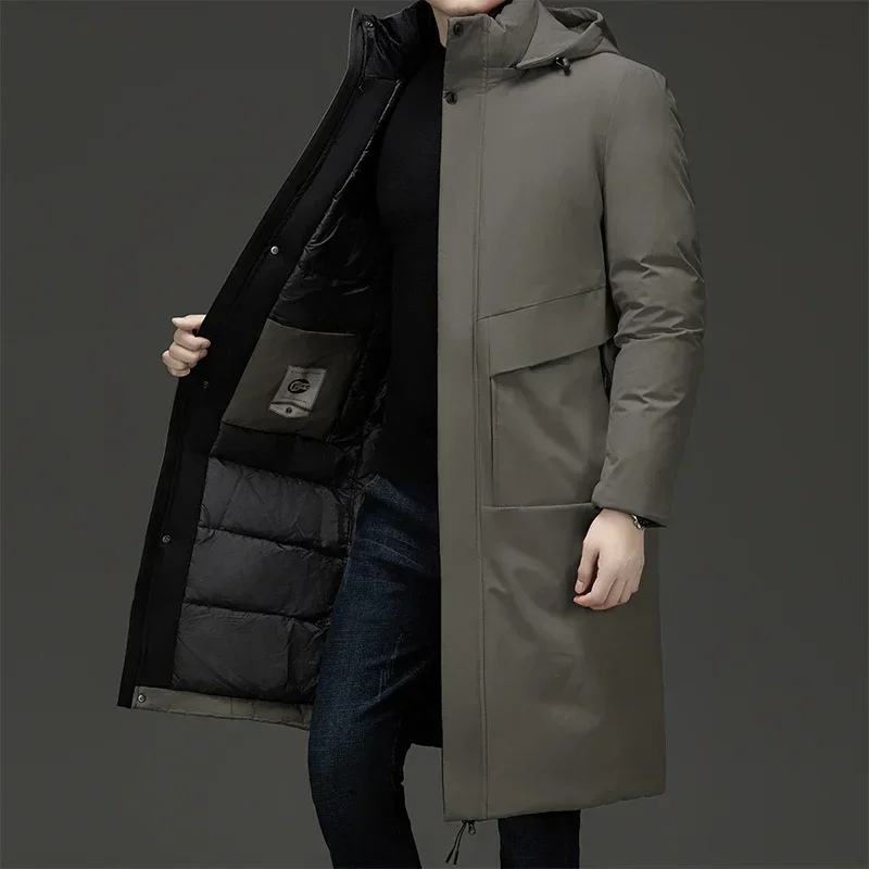 Klassieke geïsoleerde winterparka voor heren, olijfgroen, met wind- en waterafstotend materiaal en een minimalistische uitstraling.