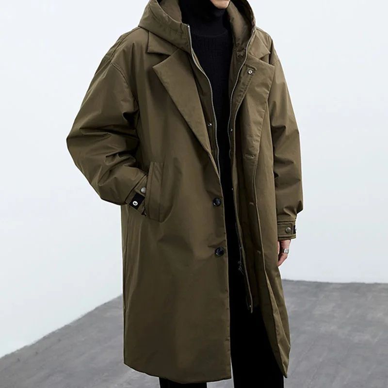 Klassieke minimalistische trenchcoat voor heren in olijfgroen, perfect voor stijl en comfort in alle weersomstandigheden.