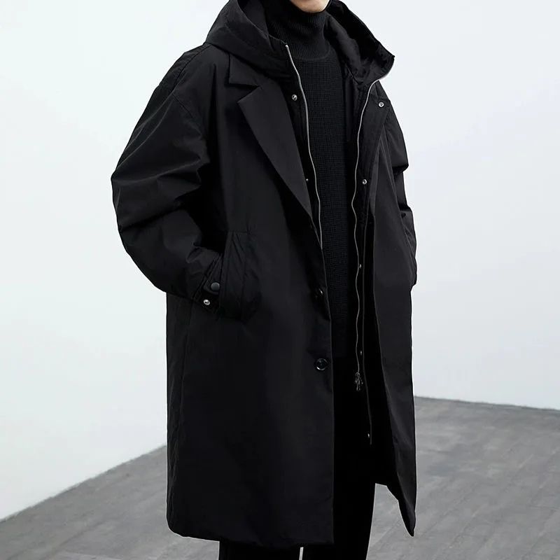 Klassieke minimalistische trenchcoat voor heren in olijfgroen, perfect voor stijl en comfort in alle weersomstandigheden.