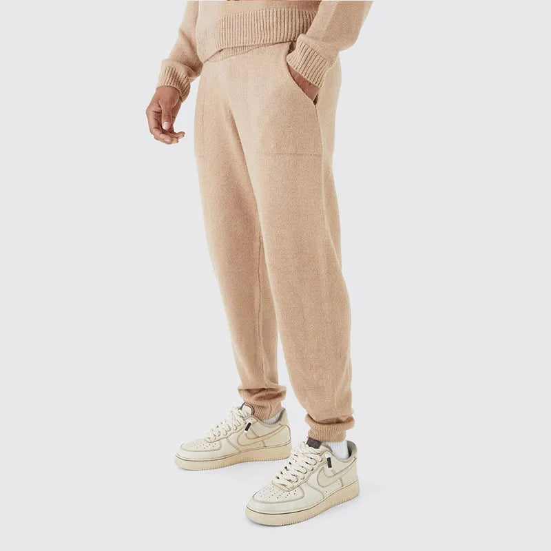 Knusse herensweater loungewear set in beige, gedragen door een moderne man, ideaal voor comfortabel en stijlvol ontspannen.