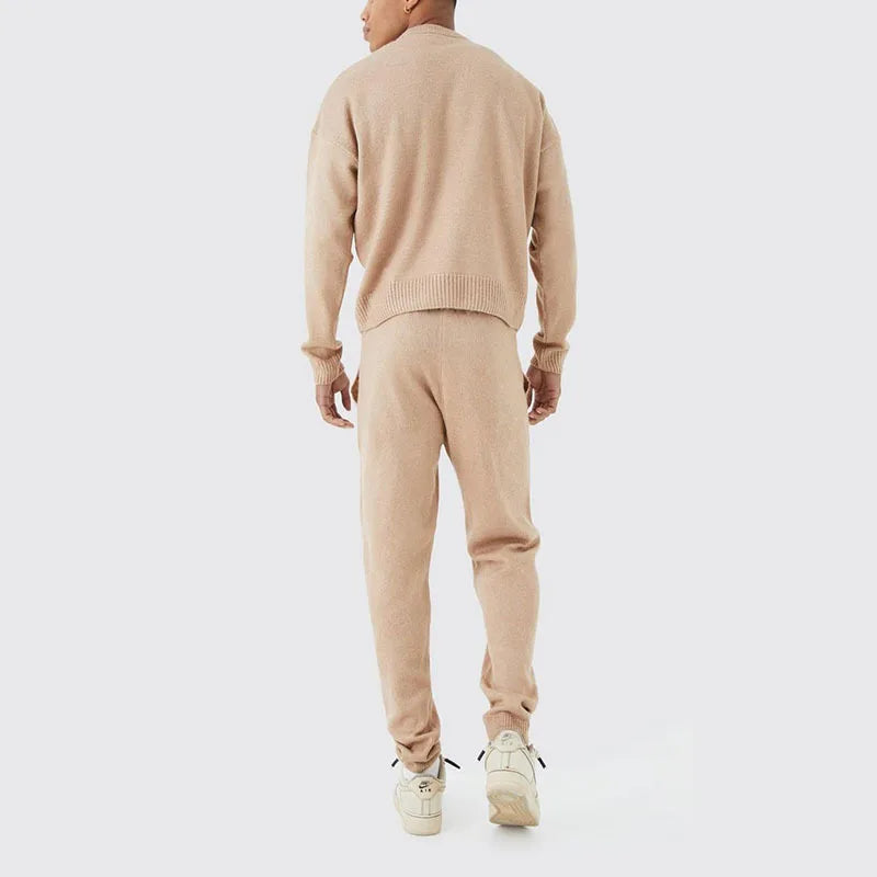 Knusse herensweater loungewear set in beige, gedragen door een moderne man, ideaal voor comfortabel en stijlvol ontspannen.