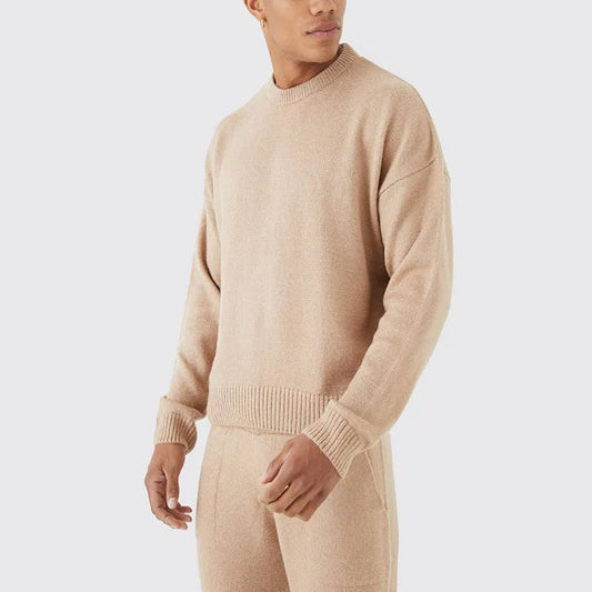 Knusse herensweater loungewear set in beige, gedragen door een moderne man, ideaal voor comfortabel en stijlvol ontspannen.