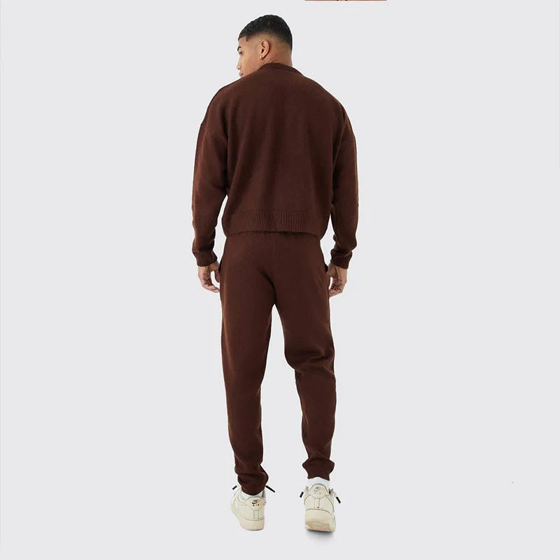 Knusse herensweater loungewear set in beige, gedragen door een moderne man, ideaal voor comfortabel en stijlvol ontspannen.