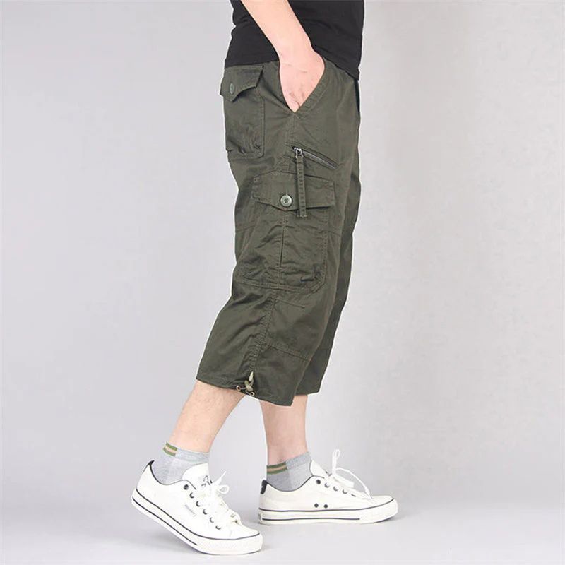 Lange cargo shorts voor heren in olijfgroen met meerdere zakken en een comfortabele pasvorm.