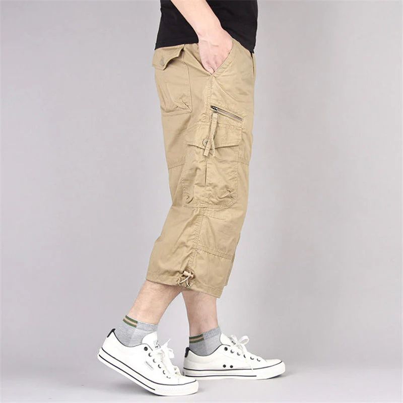 Lange cargo shorts voor heren in olijfgroen met meerdere zakken en een comfortabele pasvorm.