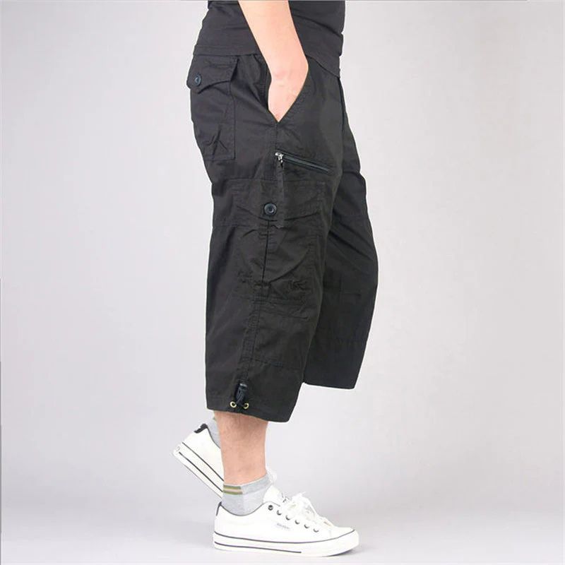 Lange cargo shorts voor heren in olijfgroen met meerdere zakken en een comfortabele pasvorm.