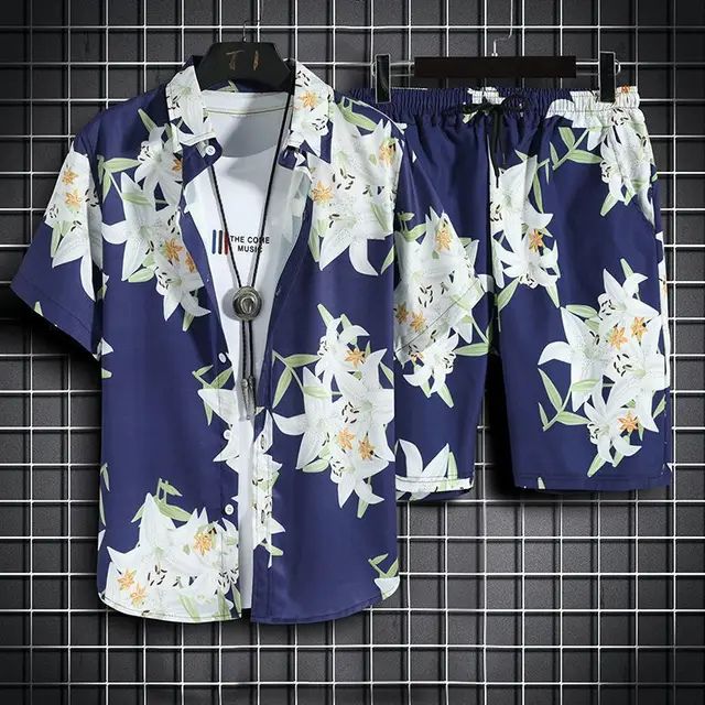 Set ademende en veelzijdige zomerkleding voor heren met tropische prints en luchtige pasvorm.