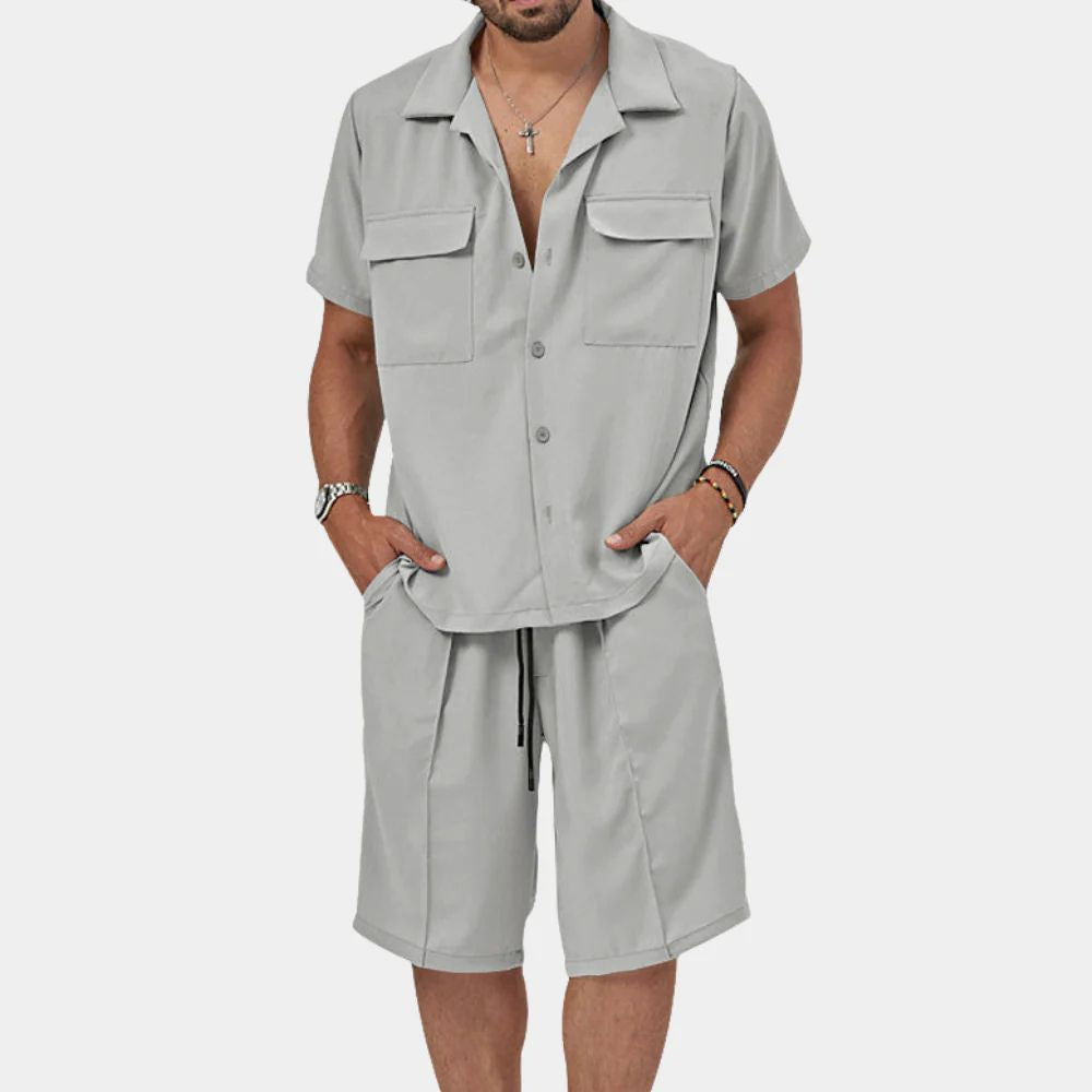 Slanke zomerset voor mannen met luchtige stof en een moderne pasvorm.