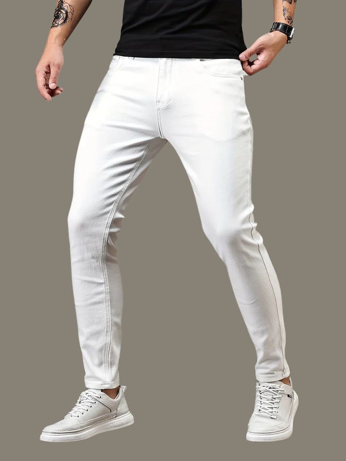 Stijlvolle slim-fit zomerjeans voor heren, ademend en flexibel voor een moderne en comfortabele look.