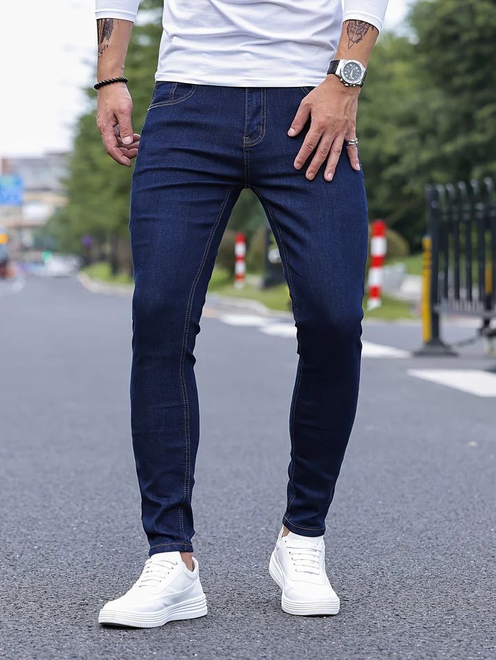 Stijlvolle slim-fit zomerjeans voor heren, ademend en flexibel voor een moderne en comfortabele look.