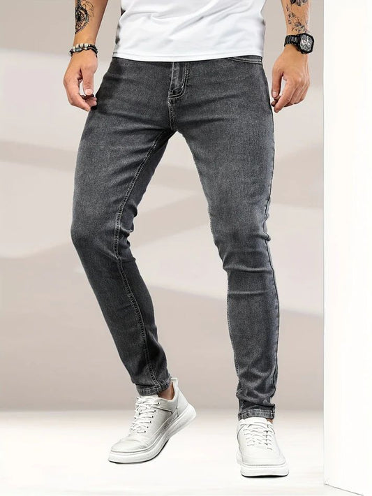 Stijlvolle slim-fit zomerjeans voor heren, ademend en flexibel voor een moderne en comfortabele look.