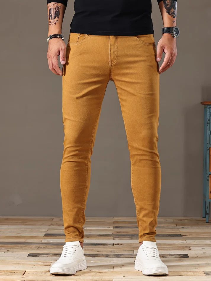 Stijlvolle slim-fit zomerjeans voor heren, ademend en flexibel voor een moderne en comfortabele look.