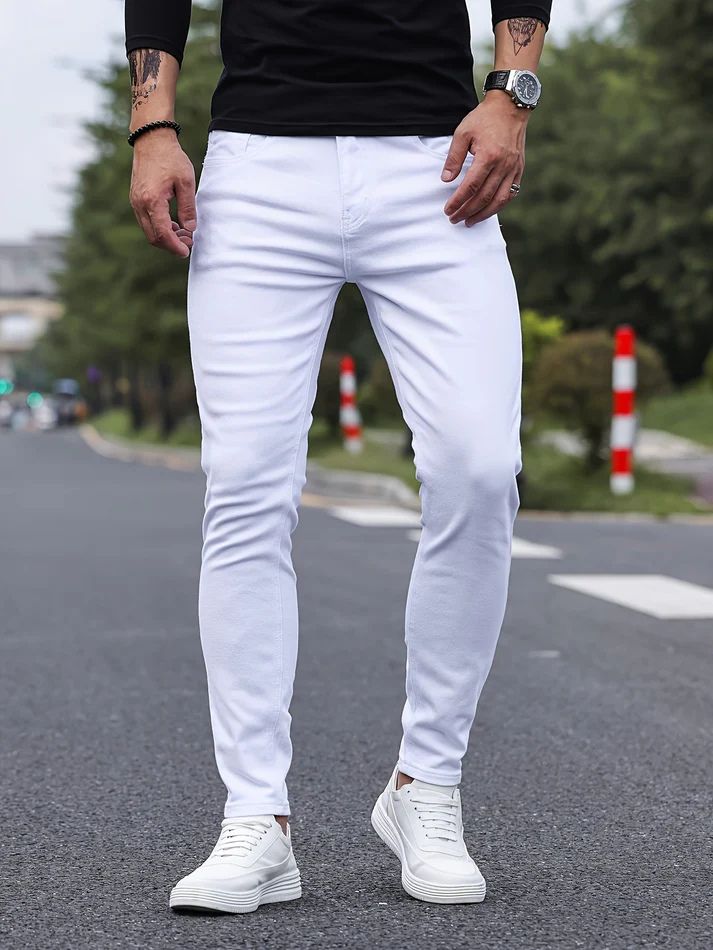 Stijlvolle slim-fit zomerjeans voor heren, ademend en flexibel voor een moderne en comfortabele look.