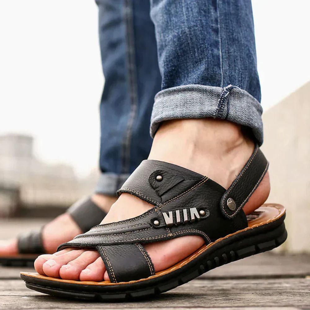 Stijlvolle bruine leren sandalen voor heren met ergonomische zool en ademend ontwerp.