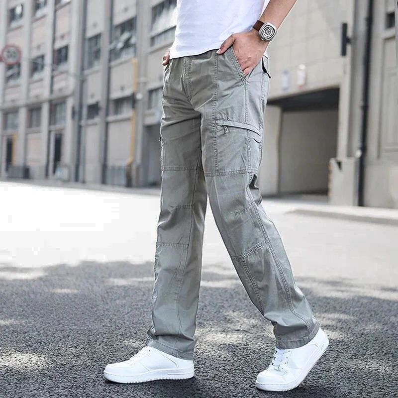 Stretchy heren zomer cargo broek met een comfortabele pasvorm en praktische zakken.







