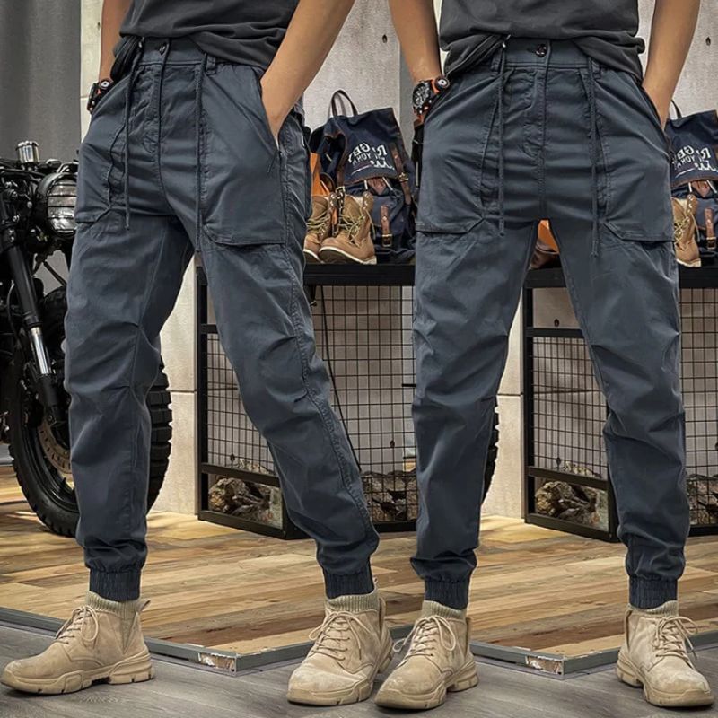 Stijlvolle en functionele tactische cargo broek voor heren, ideaal voor outdoor en casual gebruik.