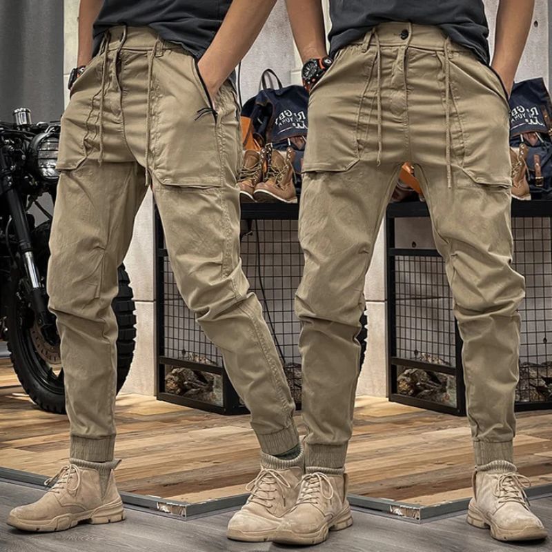 Stijlvolle en functionele tactische cargo broek voor heren, ideaal voor outdoor en casual gebruik.