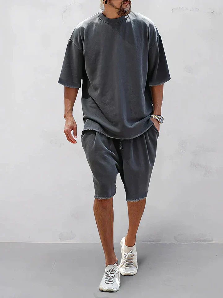 Modieuze oversized herenset met comfortabel T-shirt en short voor een casual zomerlook.