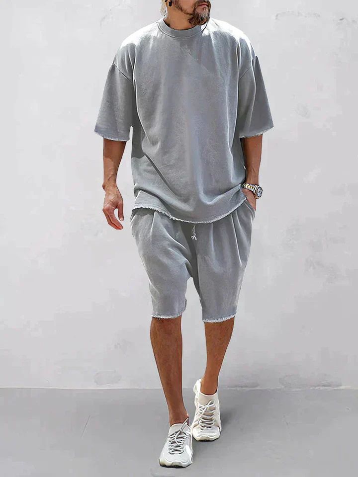 Modieuze oversized herenset met comfortabel T-shirt en short voor een casual zomerlook.