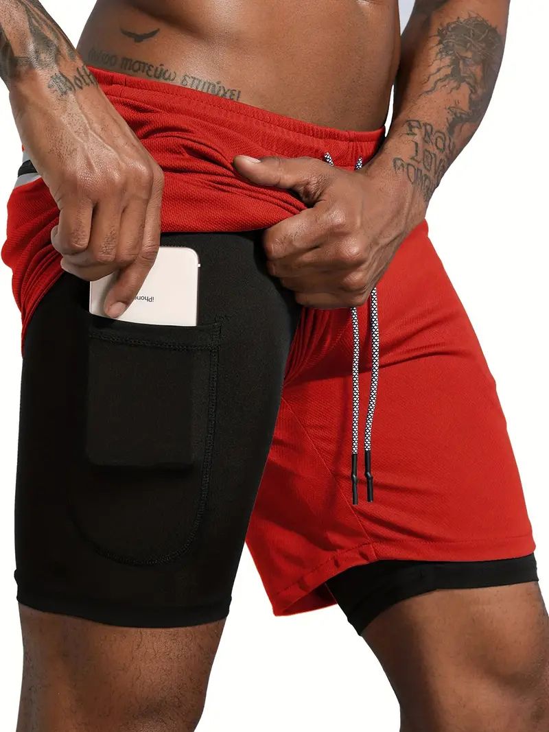 Veelzijdige sportshorts voor heren met ademende stof, compressielaag en handige opbergvakken.







