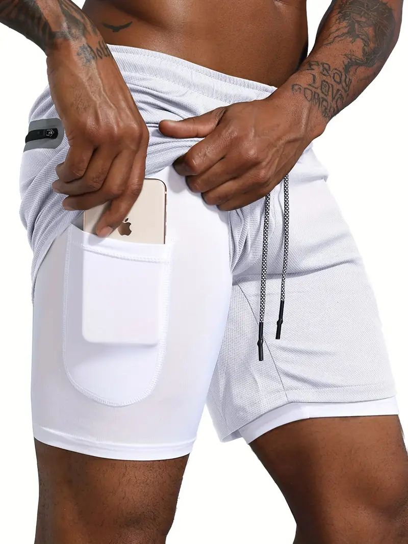 Veelzijdige sportshorts voor heren met ademende stof, compressielaag en handige opbergvakken.







