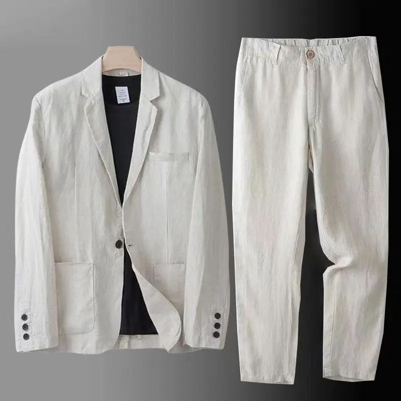 Elegante heren linnen set in lichtgrijs, bestaande uit een blazer en broek voor een zomerse, stijlvolle look.