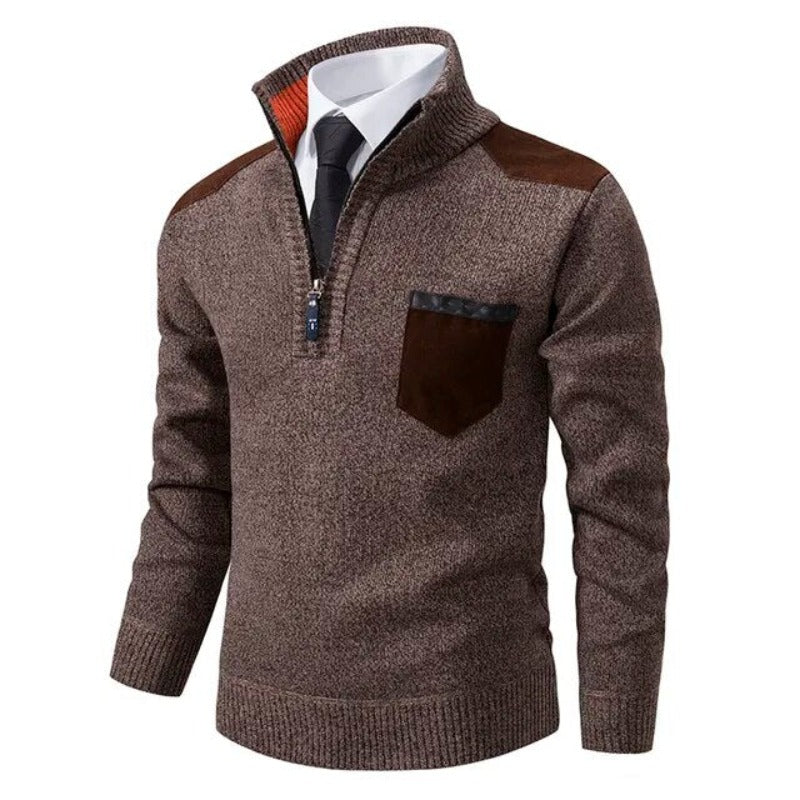 Warme winterpullover voor mannen in bruin met opstaande kraag, halve rits en contrasterende schouderdetails.