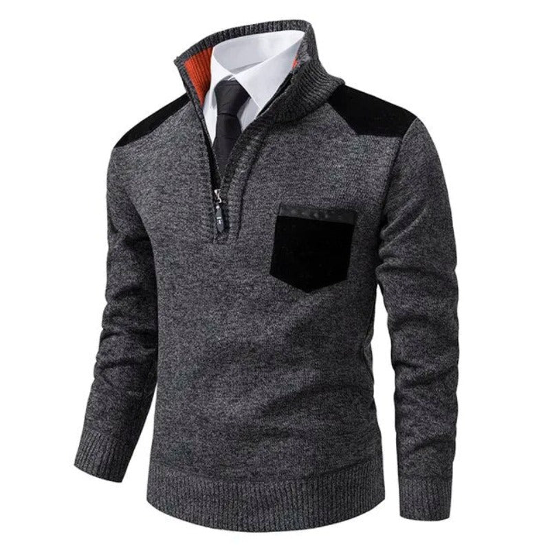 Warme winterpullover voor mannen in bruin met opstaande kraag, halve rits en contrasterende schouderdetails.