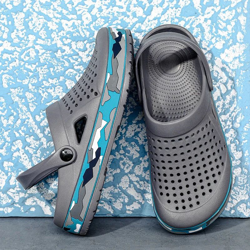 Waterdichte sandalen met ademende perforaties en stevige zool voor optimaal comfort en grip.